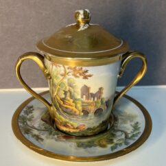 Rare tasse couvert à deux anses en porcelaine Allemande KTM du début du XIXe siècle à décor lacustre, Antiquités brocante