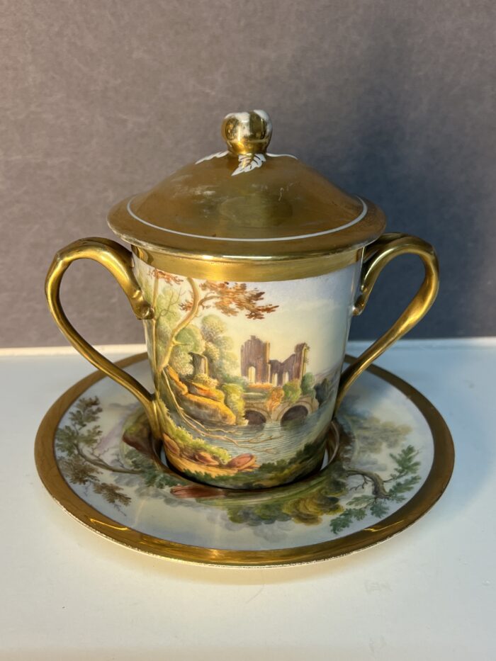 Rare tasse couvert à deux anses en porcelaine Allemande KTM du début du XIXe siècle à décor lacustre, Antiquités brocante