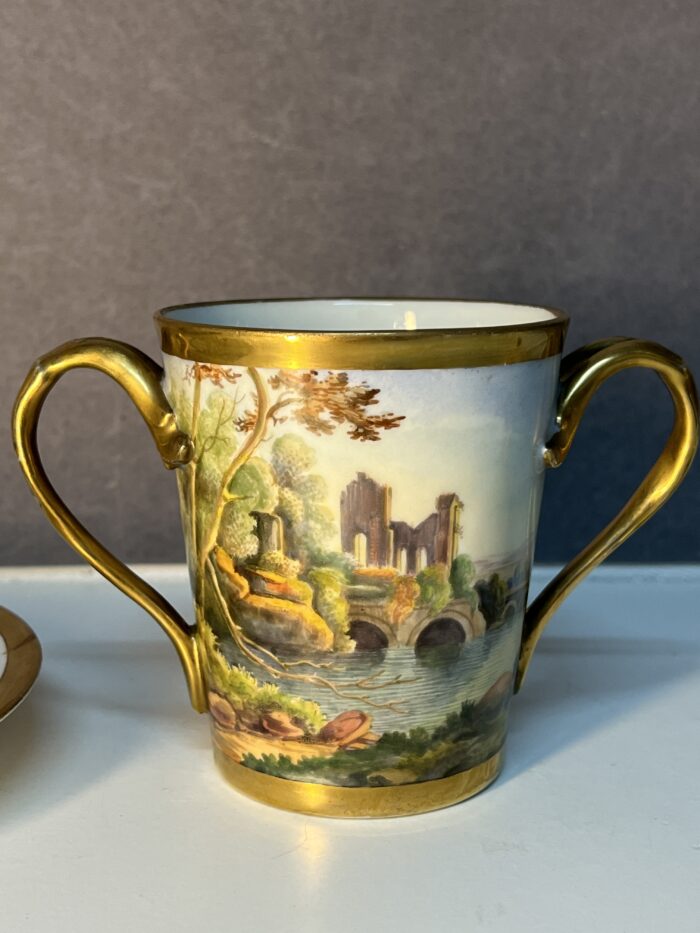 Rare tasse couvert à deux anses en porcelaine Allemande KTM du début du XIXe siècle à décor lacustre, Antiquités brocante