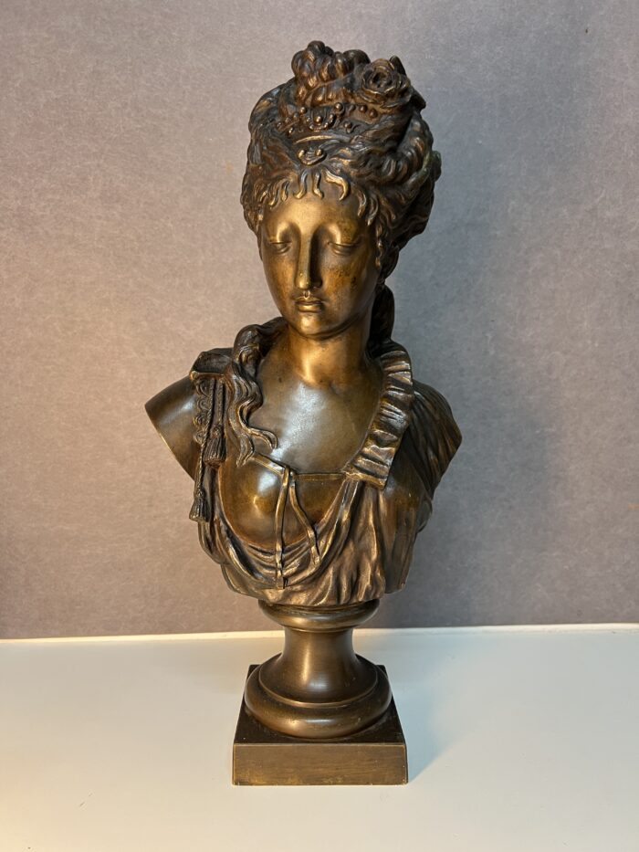 Statue en bronze représentant un buste de femme élégante, signé de Eugene Rousseau