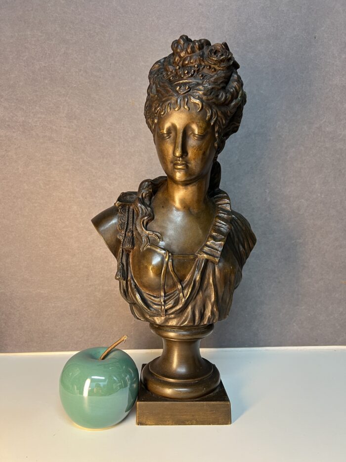 Statue en bronze représentant un buste de femme élégante, signé de Eugene Rousseau