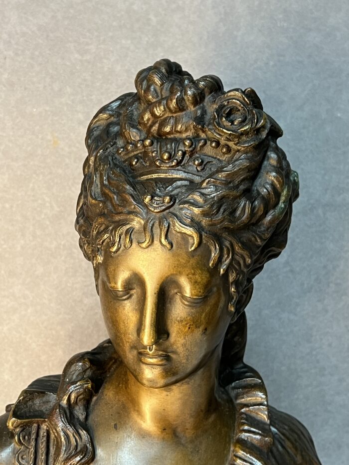 Statue en bronze représentant un buste de femme élégante, signé de Eugene Rousseau