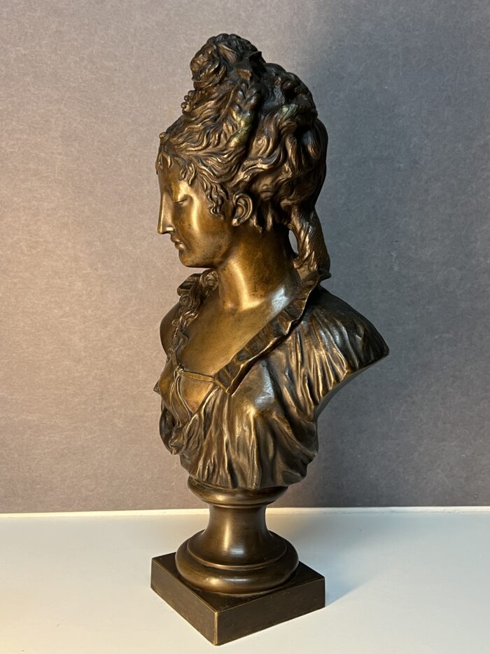 Statue en bronze représentant un buste de femme élégante, signé de Eugene Rousseau