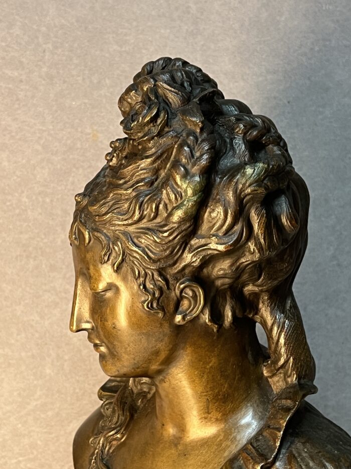 Statue en bronze représentant un buste de femme élégante, signé de Eugene Rousseau