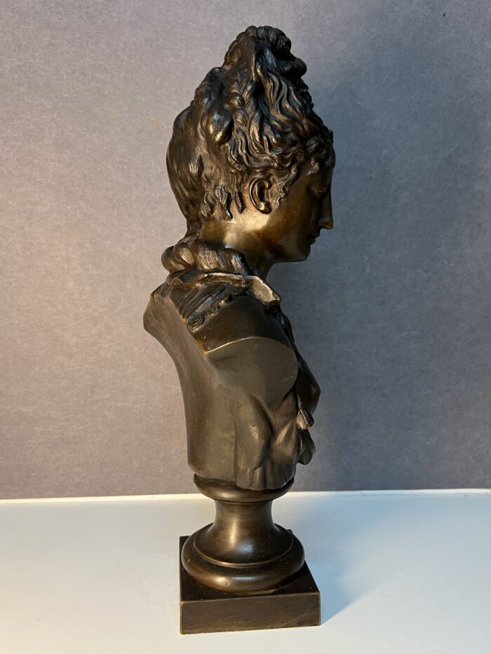 Statue en bronze représentant un buste de femme élégante, signé de Eugene Rousseau