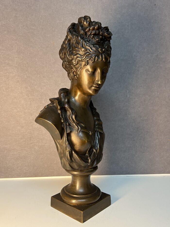 Statue en bronze représentant un buste de femme élégante, signé de Eugene Rousseau