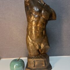 Epreuve en bronze à patine brun vert nuancé représentant le buste d'un homme dénudé et musclé, Antiquités et Brocante