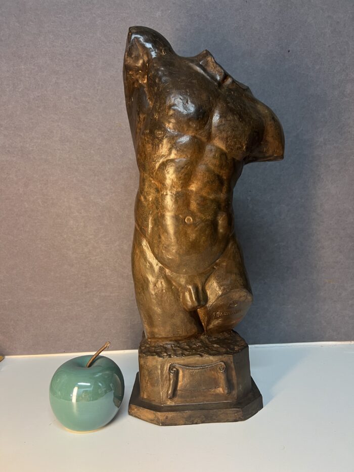 Epreuve en bronze à patine brun vert nuancé représentant le buste d'un homme dénudé et musclé, Antiquités et Brocante