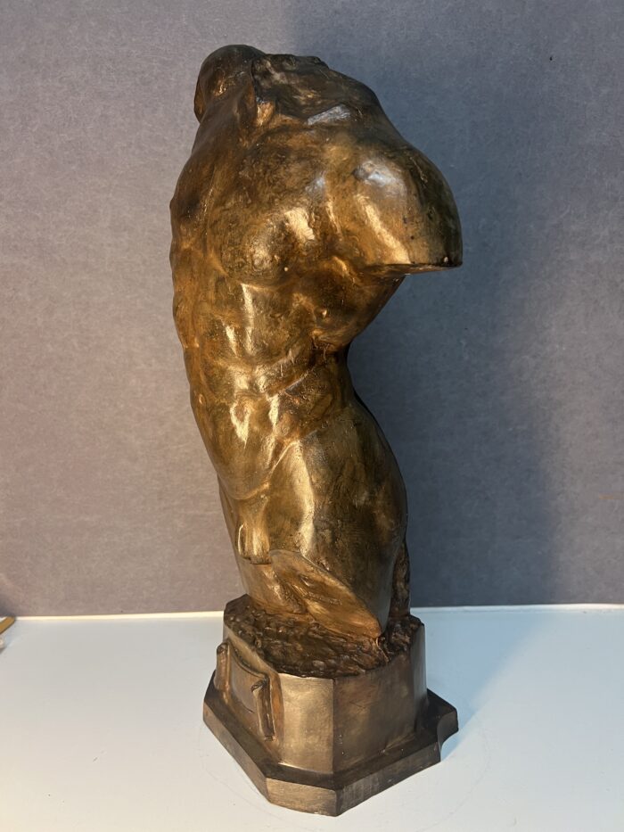 Epreuve en bronze à patine brun vert nuancé représentant le buste d'un homme dénudé et musclé, Antiquités et Brocante