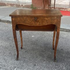 Bureau en capucin ou bureau à culbute de style Louis XV, époque XXe siècle