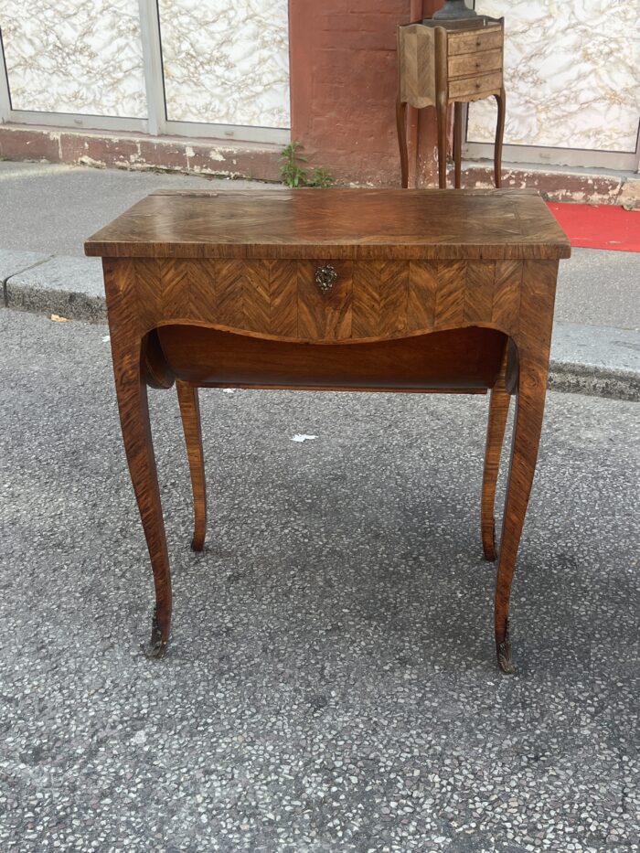 Bureau en capucin ou bureau à culbute de style Louis XV, époque XXe siècle