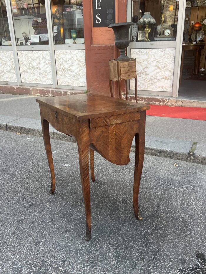 Bureau en capucin ou bureau à culbute de style Louis XV, époque XXe siècle