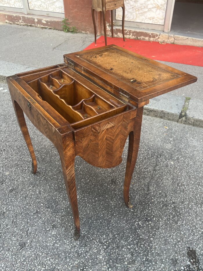 Bureau en capucin ou bureau à culbute de style Louis XV, époque XXe siècle