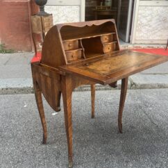 Bureau en capucin ou bureau à culbute de style Louis XV, époque XXe siècle