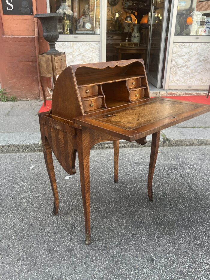 Bureau en capucin ou bureau à culbute de style Louis XV, époque XXe siècle