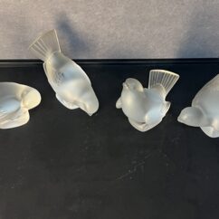 Ensemble de 4 Moineaux en Cristal Lalique France, par Marc Lalique, Antiquités et brocante