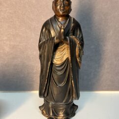 Statuette de prière, moine Bouddhiste bois sculpté