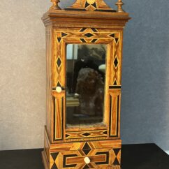 Magnifique petite armoire de maitrise en bois et marqueterie, fin XIXe siècle