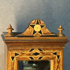 Magnifique petite armoire de maitrise en bois et marqueterie, fin XIXe siècle