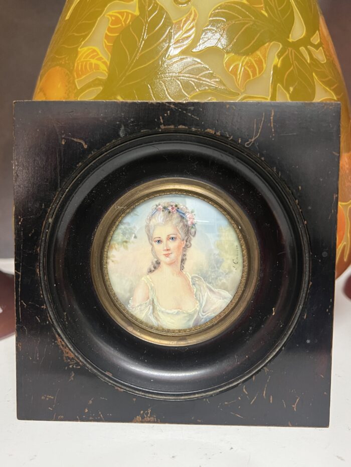 Miniature ancienne, réalisée à la fin du XIXe siècle et signée par l’artiste J. Cavana