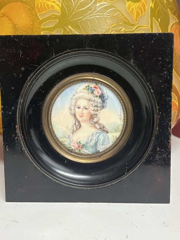 Miniature ancienne, réalisée à la fin du XIXe siècle et signée par l’artiste J. Cavana