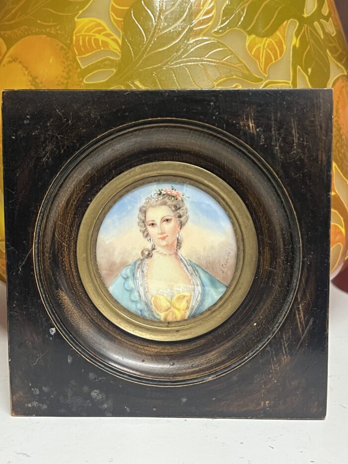 Miniature ancienne, réalisée à la fin du XIXe siècle et signée par l’artiste J. Cavana