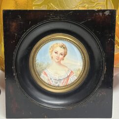 Miniature ancienne, réalisée à la fin du XIXe siècle et signée par l’artiste J. Cavana