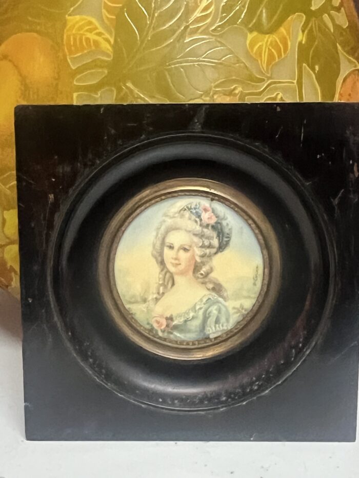 Miniature ancienne, réalisée à la fin du XIXe siècle et signée par l’artiste J. Cavana