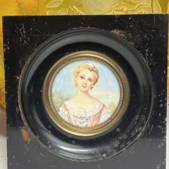 Miniature ancienne, réalisée à la fin du XIXe siècle et signée par l’artiste J. Cavana