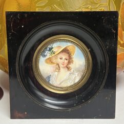 Miniature ancienne, réalisée à la fin du XIXe siècle et signée par l’artiste J. Cavana