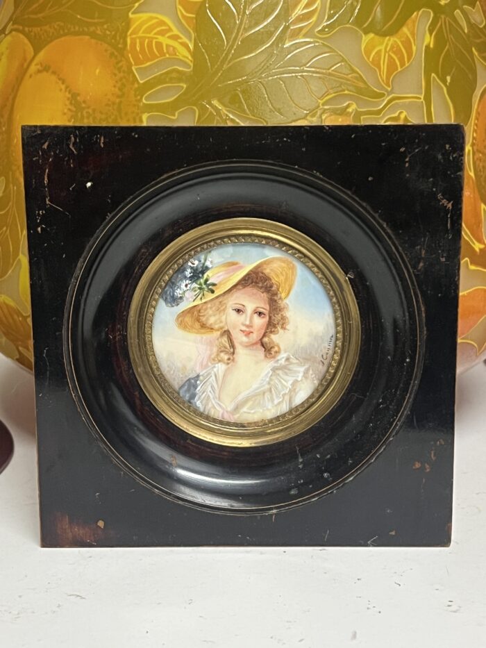 Miniature ancienne, réalisée à la fin du XIXe siècle et signée par l’artiste J. Cavana