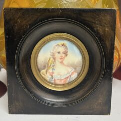 Miniature ancienne, réalisée à la fin du XIXe siècle et signée par l’artiste J. Cavana