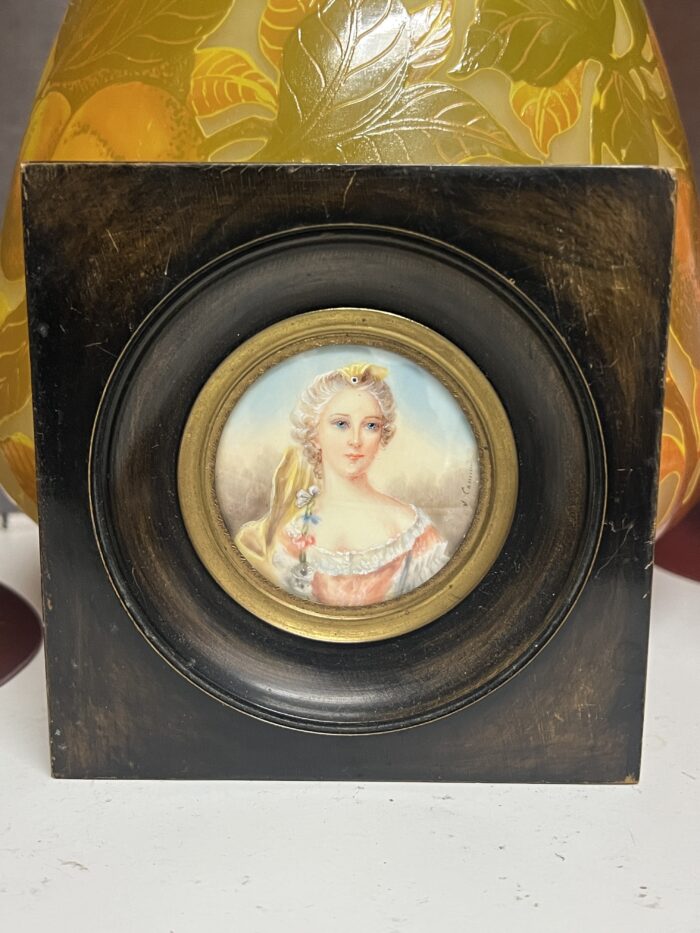 Miniature ancienne, réalisée à la fin du XIXe siècle et signée par l’artiste J. Cavana