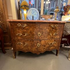 Belle et ancienne commode galbée, époque Régence 18e siècle