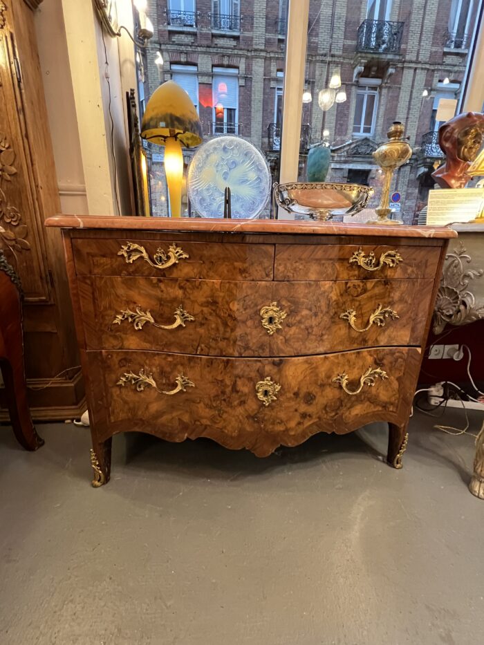 Belle et ancienne commode galbée, époque Régence 18e siècle