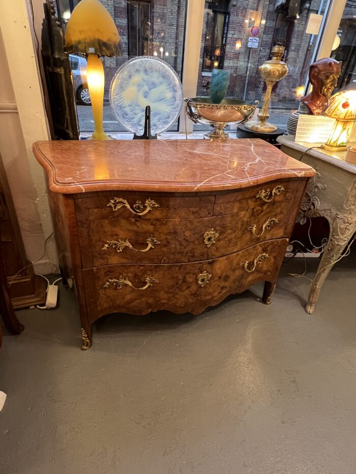 Belle et ancienne commode galbée, époque Régence 18e siècle