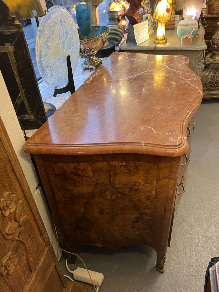 Belle et ancienne commode galbée, époque Régence 18e siècle