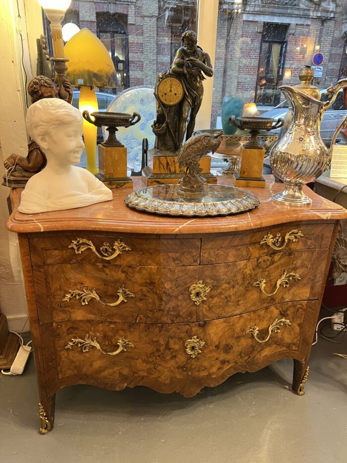 Belle et ancienne commode galbée, époque Régence 18e siècle