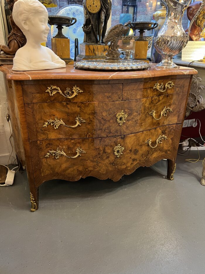 Belle et ancienne commode galbée, époque Régence 18e siècle