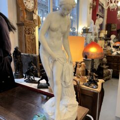 Grande sculpture en marbre de 83 cm, la baigneuse, d'après Falconet