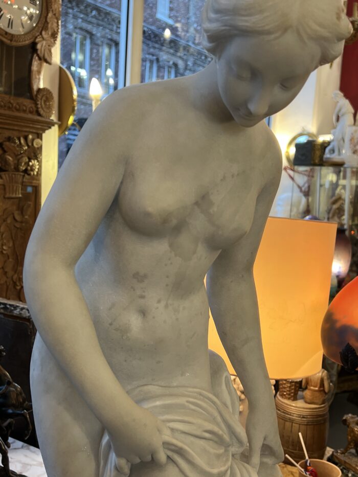 Grande sculpture en marbre de 83 cm, la baigneuse, d'après Falconet