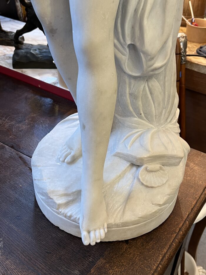 Grande sculpture en marbre de 83 cm, la baigneuse, d'après Falconet