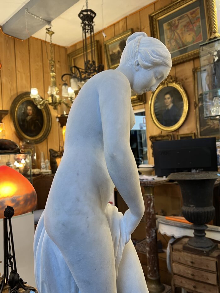 Grande sculpture en marbre de 83 cm, la baigneuse, d'après Falconet