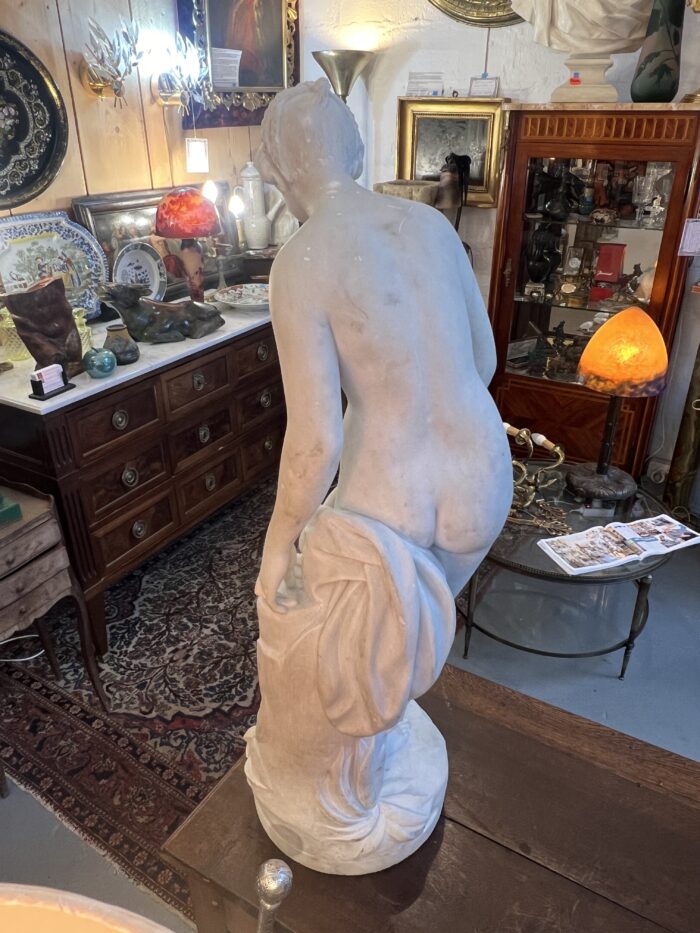 Grande sculpture en marbre de 83 cm, la baigneuse, d'après Falconet