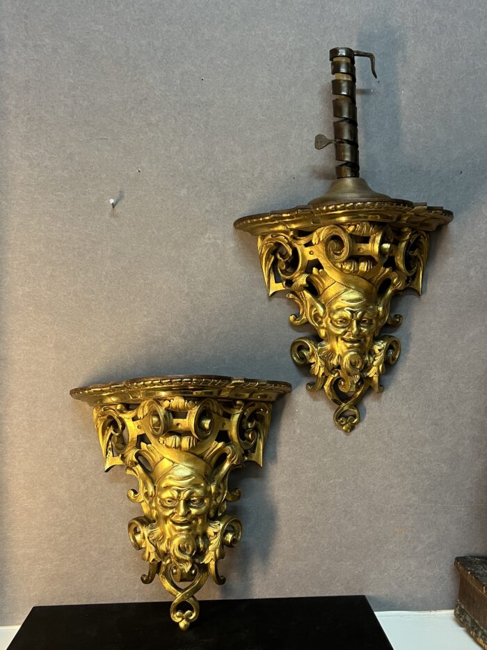 Paire de consoles d'appliques en bronze doré, mascarons, XIXe siècle