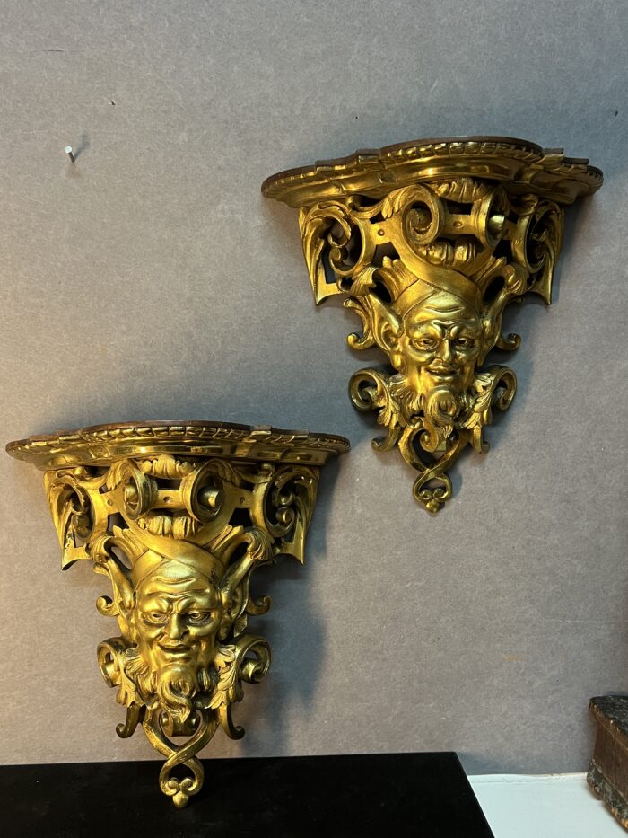 Paire de consoles d'appliques en bronze doré, mascarons, XIXe siècle