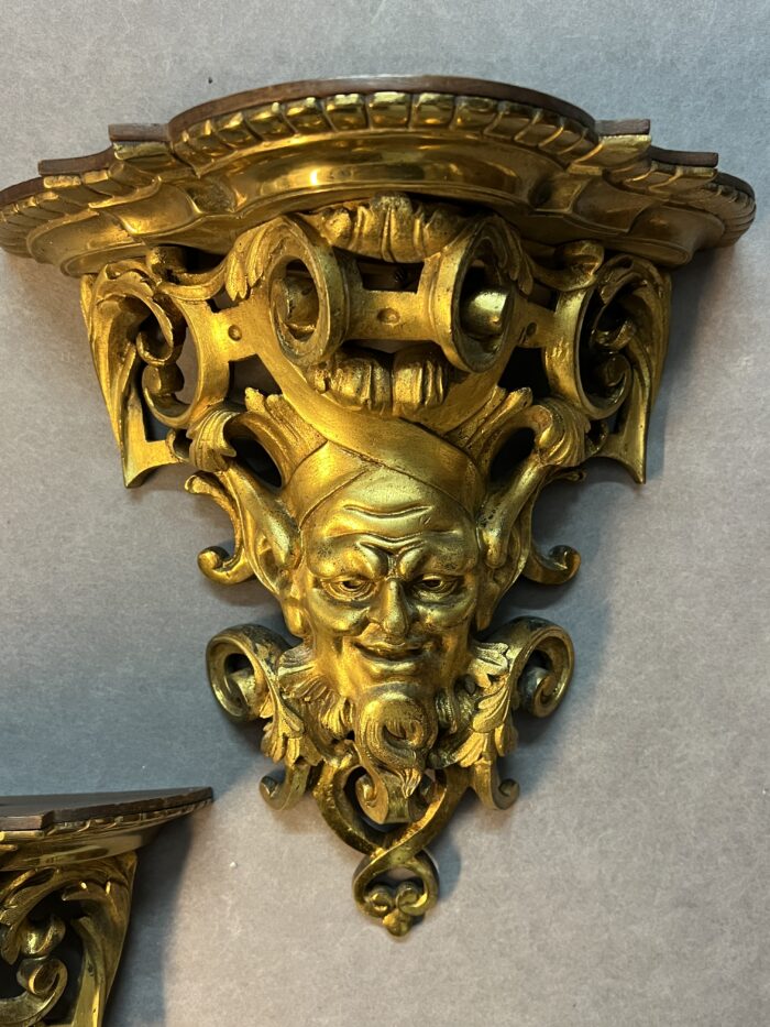 Paire de consoles d'appliques en bronze doré, mascarons, XIXe siècle