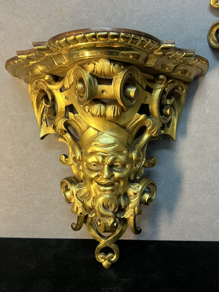 Paire de consoles d'appliques en bronze doré, mascarons, XIXe siècle