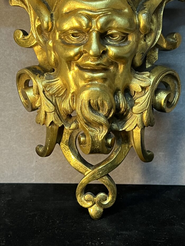 Paire de consoles d'appliques en bronze doré, mascarons, XIXe siècle