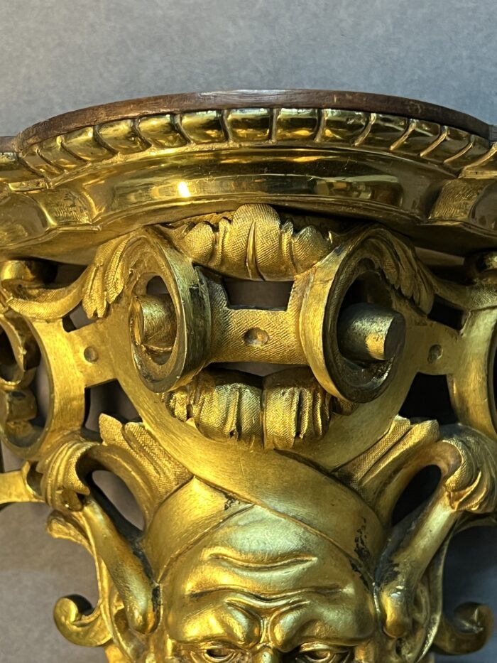 Paire de consoles d'appliques en bronze doré, mascarons, XIXe siècle